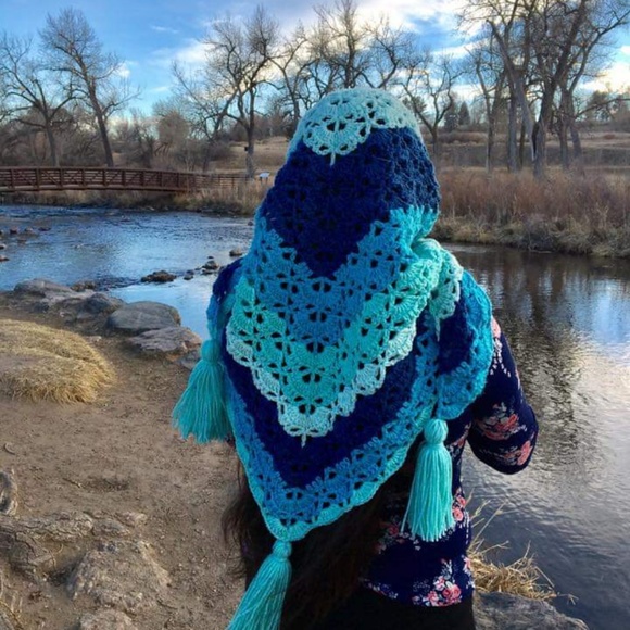 Hand crochet shawl - Picture 3 of 3